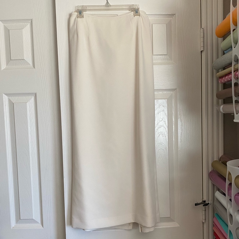 LeSuit Cream Skirt with back slit. Size 4 NWT